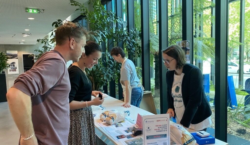 Opération brioches pour l'Adapeila